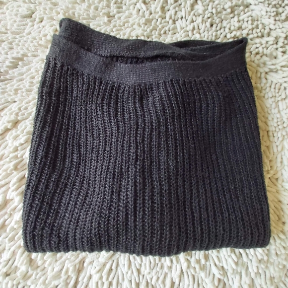 Roots black short sleeve sweater- size medium - Picture 6 of 8